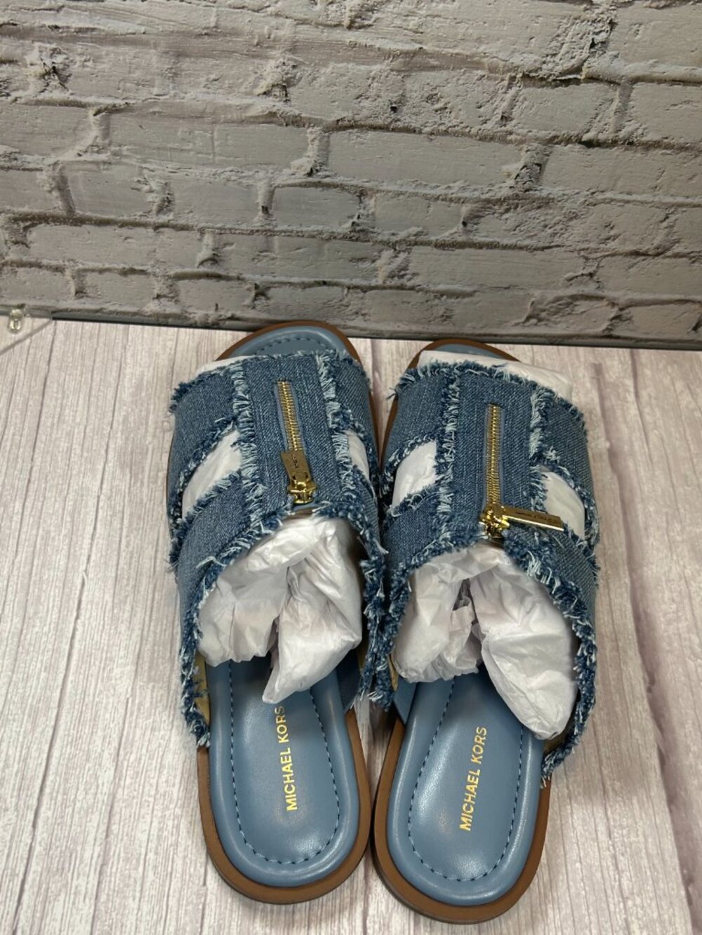 MICHAEL KORS BERKLEY FLAT SANDAL (9,5) - Picture 6 of 12